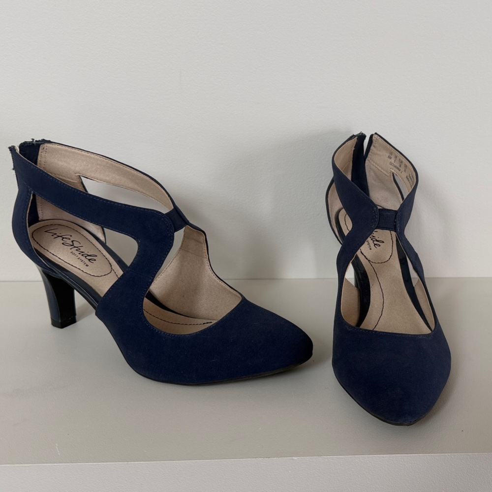 Size 8 Lifestride Navy Suede Open-Side 2.5” Pumps